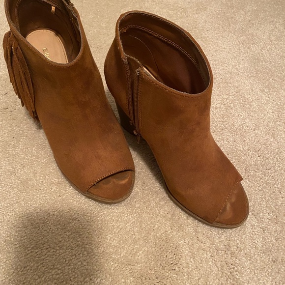 Express high heels with dramatic fringe on sides - Picture 2 of 2